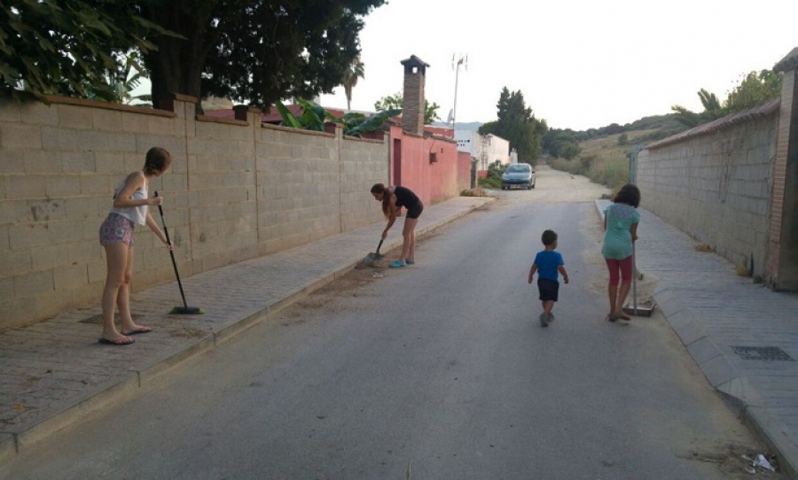 Puente Romano. Vecinos realizando tareas de limpieza en las calles de la barriada