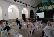 Vecinos del municipio participan en el taller sobre la nueva factura de la luz y agua