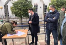 El PSOE recoge firmas en el centro de salud en defensa de la sanidad pública
