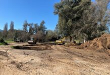 García visita las obras de la nueva pasarela del sendero en la zona del Jaramillo