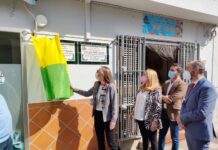 Emotivo homenaje en Palmones a Pescadería María José y Peluquería Manuela