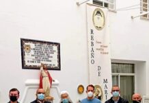 Trabajadores de Cepsa Química Puente Mayorga entregan un ordenador a la Residencia de Mayores