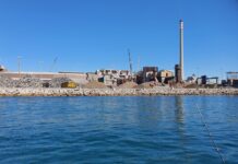 La Fiscalía archiva la denuncia de Verdemar por humos y ruidos procedentes de Acerinox