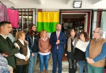 FOTOS | El Ayuntamiento coloca una placa de reconocimiento público en la fachada del bazar ‘Quini’ de Palmones