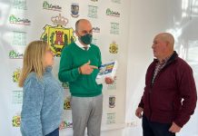 Alconchel entrega a Cáritas de Los Barrios las entradas de la fiesta del Toro Embolao para su distribución a cambio de un donativo de 1 euro