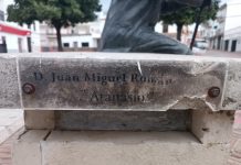 Bernardo Martínez Torres lamenta el estado en el que se encuentra la placa de la estatua de ‘Atanasio’ y pide su restauración