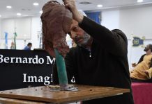 Bernardo Martínez realiza en directo un busto de Jesús Cautivo durante la I Exposición Comarcal “Arte, Pasión y Fe”