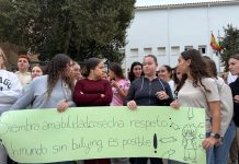 El IES Carlos Cano se concentra en Los Barrios para rechazar el acoso escolar