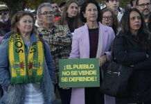 FOTOS | Unos 200 barreños se concentran contra la cesión a Reygadas Sport del complejo San Rafael