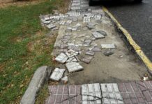 Perea vuelve a denunciar el mal estado del acerado en Los Barrios