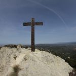 Una cruz ya luce en el pico Cruz de Romero en la Sierra del Niño