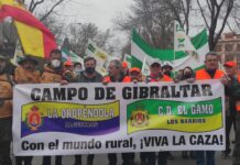 Gil asiste a la manifestación, en Madrid, en defensa de la caza, la agricultura y la ganadería