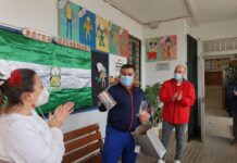 La comunidad educativa del CEIP Los Cortijillos reconoce la labor de su conserje Jairo Galdeano