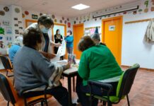 Domínguez conoce talleres de la Asociación de Familiares de Enfermos de Alzheimer