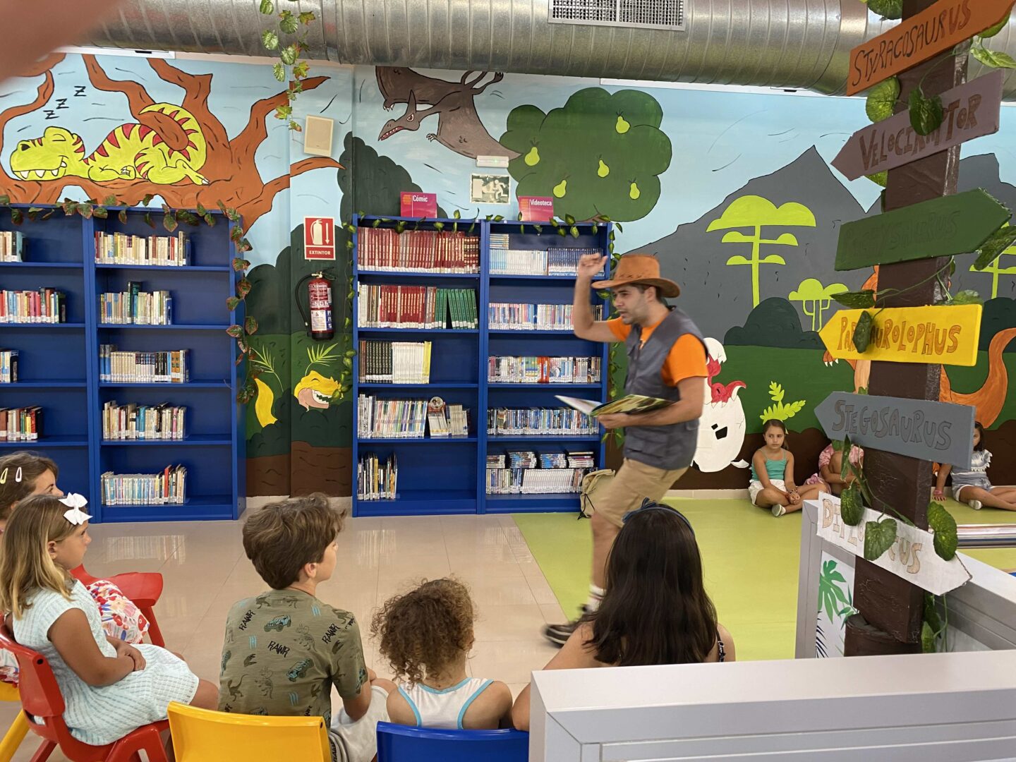 Biblioteca. Día de los Dinosaurios 2022