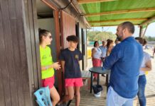 Alconchel visita el dispositivo de socorrismo y vigilancia de la playa de Palmones