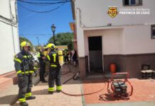 Los bomberos sofocan un incendio en una vivienda de Los Barrios