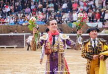 Tres orejas David Galván en hombros junto a Roca Rey en Cajabamba