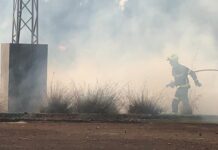 VÍDEO-FOTOS | Bomberos extinguen un incendio de pastos en la piscina de verano