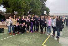 FOTOS | Políticas de Igualdad y ‘Barrio Vivo’ llevan la perfomance “Lazos morados” hasta los institutos ‘Sierra Luna’ y ‘Carlos Cano’