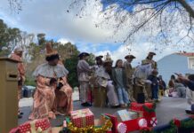 FOTOS | Los Cortijillos vive su tradicional arrastre de latas y la recepción de los Magos de Oriente