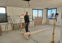 García visita las obras de reforma del espacio municipal junto a la antigua lonja de Palmones