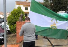 El Ayuntamiento reparte banderas de Andalucía con motivo del 28-F