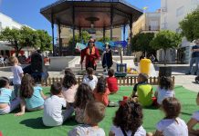 Cuentacuentos “Cuentos mochileros”, de Teatrín, en el Paseo de la Constitución