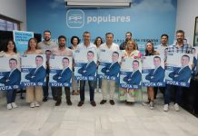 VÍDEO | El candidato del PP, Pablo García, realiza la primera pegada de carteles