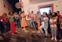 VÍDEO | El candidato de Los Barrios 100×100, Miguel Alconchel, realiza la primera pegada de carteles