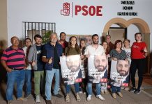 VÍDEO | El candidato del PSOE, Daniel Perea, realiza la primera pegada de carteles
