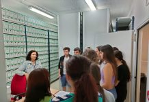 Alumnos de Bachillerato del IES Carlos Cano conocen el Archivo Municipal