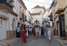 VÍDEOS | La procesión Cruz de Mayo recorre las calles de Los Barrios