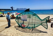 El Ayuntamiento instala dos peces ‘comeplásticos’ en la playa de Palmones