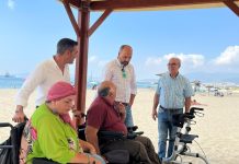 Visita a la zona de sombra adaptada para personas con movilidad reducida en la playa