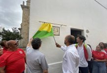 FOTOS | Una placa en el centro de la villa recuerda ya para siempre el 50º aniversario del Día del Niño y al Padre Juan José Olite