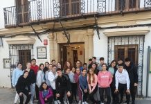 El alumnado de bachillerato del IES Carlos Cano visita la exposición Testimonios de una guerra