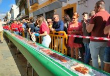 VÍDEOS | Los Barrios mantiene su tosta ibérica de 150 metros, la más grande del mundo