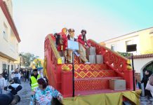 VÍDEOS | La Cabalgata de Reyes Magos recorre las calles Los Barrios con la expectación de los pequeños