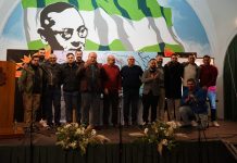 FOTOS | La asociación carnavalera recupera el pregón y realiza un homenajea a los pioneros del carnaval barreño