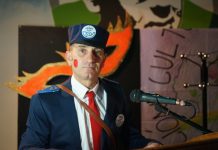 VÍDEOS | La asociación carnavalera recupera el pregón y realiza un homenajea a los pioneros del carnaval barreño