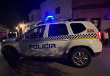 La Policía Local rescata una niña de dos años que se había quedado encerrado dentro de su casa