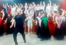 Los estudiantes belgas de Roeselare asisten a una sesión del taller de baile flamenco de David Lozano en el Pósito