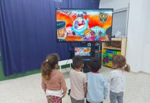 Agentes del GOAP de la Policía Local explican a los niños qué hacer si se pierden en la feria
