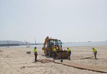 El Ayuntamiento ultima los trabajos de equipamiento en la playa de Palmones para el inicio de la temporada el 15 de junio