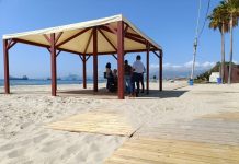 El Ayuntamiento vuelve a instalar la zona de sombra adaptada para personas con movilidad reducida en la playa