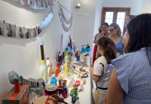 FOTOS | Inaugurada la exposición de instrumentos musicales reciclados fabricados por escolares del CEIP San Isidro en la Casa Urrutia