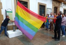La villa celebra el Día del Orgullo con el izado de la bandera del arcoíris y la lectura de un manifiesto en defensa del colectivo LGTBI+