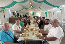 FOTOS | La caseta municipal de Palmones ha acogido este viernes el tradicional almuerzo de hombres de la feria