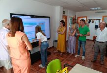 Diputación visitan la sede de la Asociación de Familiares de Enfermos de Alzheimer Barreño para conocer la labor que desarrollan